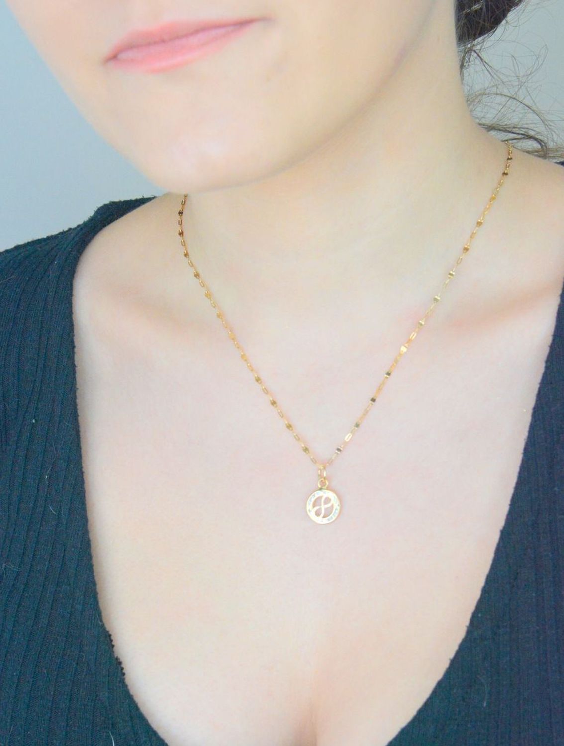 Zawieszka złota Nieskończoność w okrągłej oprawie próba 585 ZA 5497C 585.  Zawieszka z nieskończonością. Modna złota zawieszka . Złota zawieszka kokarda. Hit tiktoka.  Biżuteria na prezent. 1.jpg